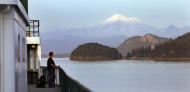 Un ferry del estado de Washington pasa por un canal en las Islas San Juan, con el trasfondo de Mount Baker, el jueves, 26 de marzo del 2015, cerca de Mount Harbor, Washington. habitantes de las islas perdieron el servicio de internet y de teléfono por 10 días al romperse un cable de fibra óptica en el 2013. (Foto AP/Elaine Thompson)