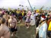 Des gens participent au traditionnel bain du nouvel an à Malo-les-Bains près de Dunkerque le 1er janvier 2015