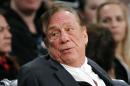 Fotografía de archivo del 19 de diciembre de 2011, del dueño de los Clippers de Los Angeles Donald Sterling, gesticulando durante un juego de los Clippers contra los Lakers de Los Angeles, en Los Angeles. (Foto AP/Danny Moloshok, Archivo)