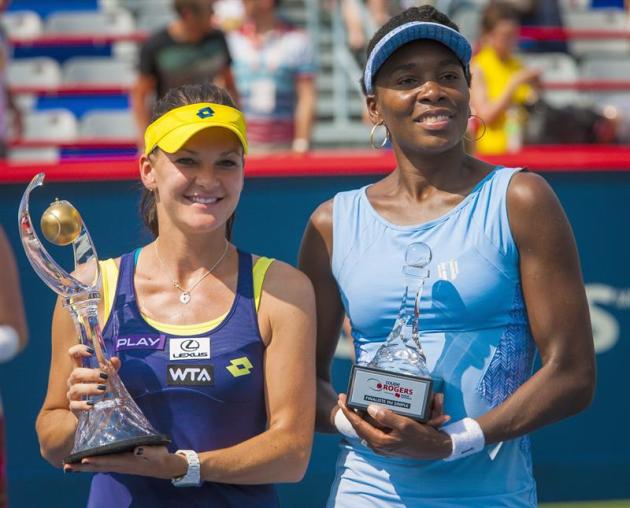 APX01. Montreal (Canada), 10/08/2014.- Agnieszka Radwanska (L) of Poland poses with Venus Williams of the US after their finals match at the Rogers Cup women tennis tournament in Montreal, Canada, 10 
