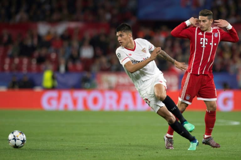 El centrocampista argentino Joaquín Correa (izq) corre ante el colombiano James Rodríguez, del Bayern Múnich, en el partido de ida de cuartos de final de la Liga de Campeones, en el estadio Ramón Sánchez Pizjuán de Sevilla