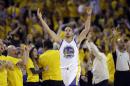 El jugador de los Warriors de Golden State Stephen Curry celebra una canasta contra los Trail Blazers de Portland durante la primera mitad del Juego 5 en su serie de segunda ronda de los playoffs de la NBA, el miércoles 11 de mayo de 2016 en Oakland, California. (AP Foto/Marcio Jose Sanchez)