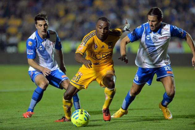 MEX57. MONTERREY (MÉXICO), 07/02/2015.- Joffre Guerrón (c), de Tigres, disputa el balón con Mauricio Romero (d), de Puebla, hoy sábado 7 de febrero de 2015, durante el partido correspondiente a la jor