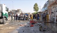 Un grupo de personas permanece en el área donde se registró un ataque con bomba el pasado 13 de octubre en Kirkuk, norte de Irak. EFE/Archivo