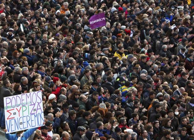 Des dizaines de milliers d'Espagnols ont investi la Puerta del Sol et les rues de Madrid samedi à l'appel du parti anti-austérité Podemos ("Nous pouvons"), qui espère suivre l'exemple de Syriza en Grèce lors des prochaines élections législatives. /Photo prise le 31 janvier 2015/REUTERS/Sergio Perez