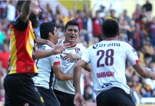 MEX50. GUADALAJARA (MÉXICO), 08/02/2015.- El jugador de Atlas Enrique Pérez (c) celebra después de anotar un gol ante Leones Negros hoy, domingo 8 de febrero de 2015, en un partido de la jornada 5 del