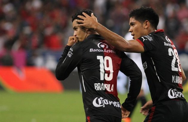 MEX61. GUADALAJARA (MÉXICO), 30/09/2014.- El jugador de Atlas Edy Brambilia (i) celebra después de anotar un gol ante Querétaro hoy, martes 30 de septiembre de 2014, durante un partido por la jornada 11 del Torneo Apertura del fútbol mexicano, en el estadio Jalisco en Guadalajara (México). EFE/Ulises Ruiz Basurto