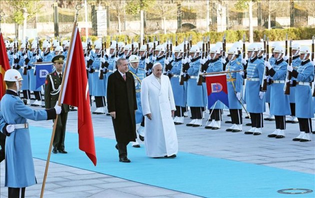 El presidente turco, Recep Tayyip Erdogan (c-i), y el papa Francisco pasan revista a la guardia de honor durante la ceremonia de bienvenida celebrada en el nuevo palacio presidencial de Ankara (Turquía), hoy. EFE