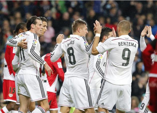 GRA309. MADRID, 08/11/2014.- Los jugadores del Real Madrid celebran el primer gol ante el Rayo Vallecano, marcado por el galés Garteh Bale (i), durante el partido de la undécima jornada de Liga en Pri