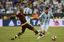 El jugador argentino, Lionel Messi, y el jugador venezolano, Yonathan Del Valle, luchan por la pelota durante la Copa América Centenario el 18 de junio de 2016 en Foxborough