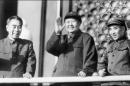 Fotografía tomada el 3 de octubre de 1967 que muestra a Mao Zedong (c), presidente de China, junto a Lin Biao (dcha.), ministro de Defensa, y Zhou Enlai, primer ministro, en la plaza de Tiananman, en Pekín, saludando a la gente