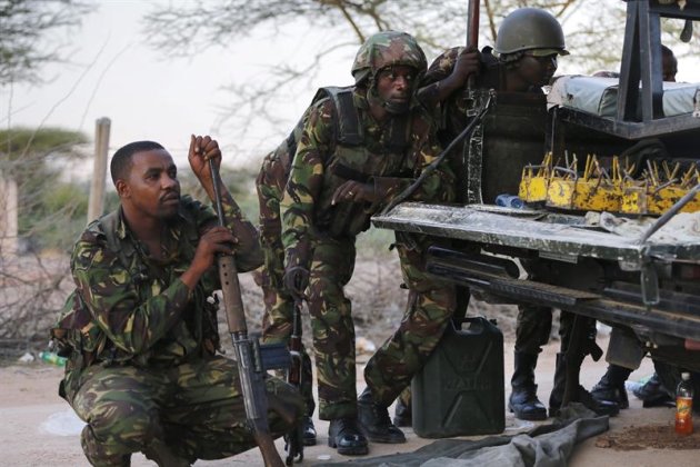 Soldados de las Fuerzas de Defensa de Kenia toman posiciones durante el tiroteo en la Universidad de Garissa. EFE/Dai Kurokawa