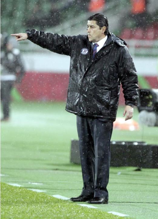 KEF03. Rebat (Morocco), 13/12/2014.- Cruz Azul's head coach Luis Fernando Tena direct his players during the FIFA Club World Cup 2014 quarter final soccer match, Cruz Azul vs WS Wanderers FC, in Rebat