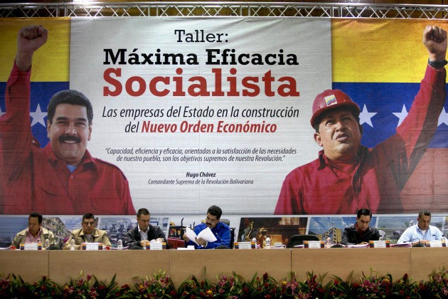 La gestión desastrosa de la economía venezolana amenaza la supervivencia del chavismo (AP/Alejandro Cegarra)