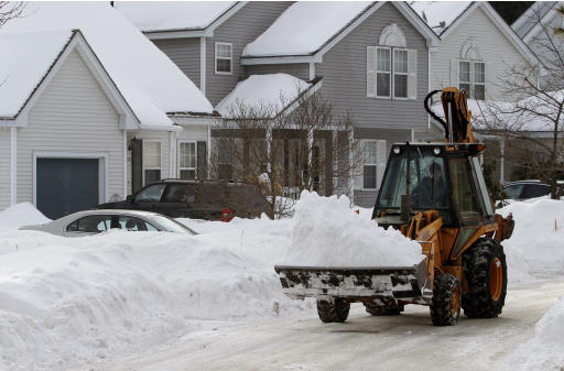 Un trabajador retira nieve con una pala mecánica en una calle en Marlborough, Massachusetts, el sábado 7 de febrero de 2015. Según pronósticos, una tormenta invernal que durará hasta primeras horas del martes azotará una gran franja en la región de Nueva Inglaterra, en el noreste de Estados Unidos. (AP Foto/Bill Sikes)
