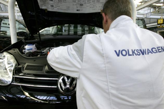 Un ouvrier de Volkswagen dans l'usine de Wolfsburg en Allemagne, en septembre 2005
