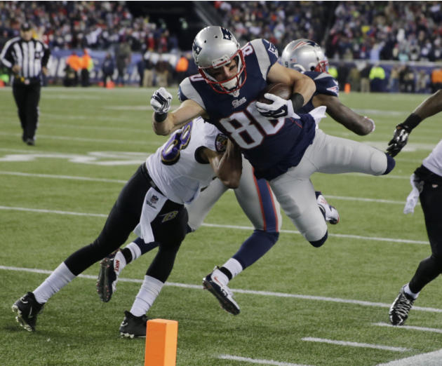 El wide receiver Danny Amendola (80) de los Patriots de Nueva Inglaterra se tira a la zona de anotación tras atrapar un pase ante los Ravens de Baltimore, el sábado 10 de enero de 2015. (AP Foto/Charl