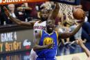 Draymond Green (D), de Golden State Warriors, penetra ante la marca de LeBron James (I), de Cleveland Cavaliers, en el tercer partido de la final de la NBA disputado Cleveland, Ohio, el 8 de junio de 2016