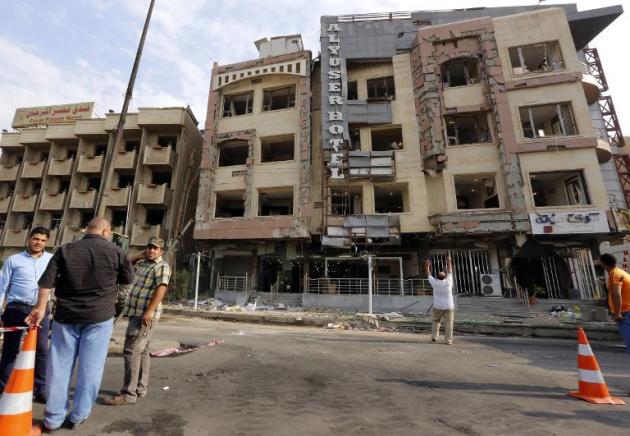 La fachada de un hotel del barrio de Karrada, en Bagdad, destrozada por un atentado perpetrado el 27 de octubre de 2014