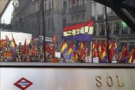 Varias personas portan banderas republicanas durante la concentración que ha tenido lugar en la Puerta del Sol de Madrid después de conocerse la abdicación del Rey en favor del príncipe Felipe. EFE