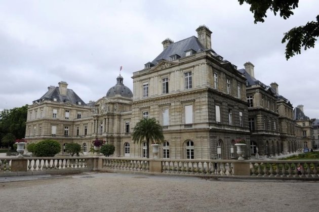 Le palais du Luxembourg, à Paris, où siège le Sénat. Le bureau de la haute assemblée a levé mercredi l'immunité parlementaire de Gaston Flosse, sénateur de la Polynésie française, mis en examen pour détournement de fonds publics. /Photo d'archives/REUTERS/Jacky Naegelen