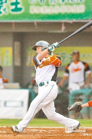 統一獅周廣勝1局下揮出滿貫全壘打，獲選單場MVP。（黃仲裕攝）