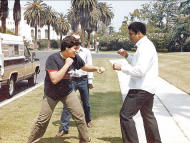 Mauricio, en la adolescencia, jugando con El Más Grande y El Más Bonito: Mohamed Ali.