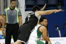 Gabriel Girón, de México, busca sacudirse la marca de Facundo Campazzo, de Argentina, durante el segundo cuarto del partido correspondiente a la primera ronda de los Juegos Panamericanos de Toronto, el martes 21 de julio de 2015 (AP Foto/Julio Cortez)