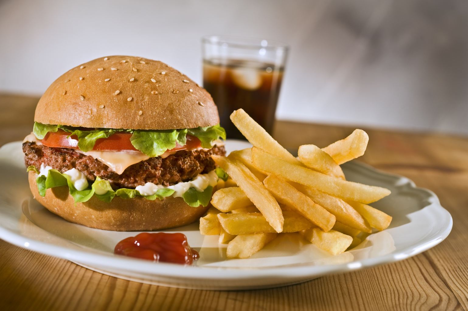 مع العام الجديد.. توقف عن هذه العادات الـ 9 السيئة Junk-Food-jpg_114150