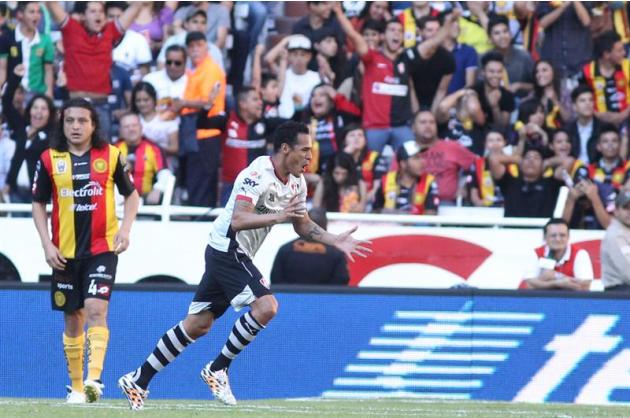 MEX42. GUADALAJARA (MÉXICO), 08/02/2015.- El jugador de Atlas Aldo Leao Ramírez (d) celebra después de anotar un gol ante Leones Negros hoy, domingo 8 de febrero de 2015, en un partido de la jornada 5