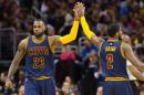 LeBron James (número 23) y Kyrie Irving (nº 2), de los Cleveland Cavaliers, celebrando una canasta ante los Miami Heat, en el Quicken Loans Arena, en Cleveland, Ohio, el 2 de abril de 2015