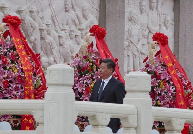 ROL04 PEKÍN (CHINA) 30/09/2014.- El presidente Xi Jinping participa en una ceremonia ante el Monumento de los héroes en la plaza de Tiananmen en Pekín (China) hoy, martes 30 de septiembre de 2014, un 