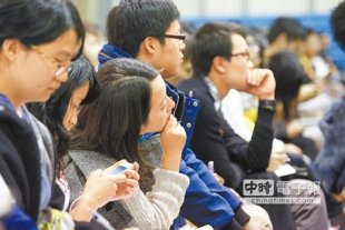 情緒需找出口求職季將至，大學生好憂鬱！董氏基金會調查，平均每4到5名大學生中，就有1人出現明顯憂鬱情緒，以目前全台103萬名大學生來看，約20萬人很憂鬱；圖為大學生專心聆聽演說。（本報資料照片）