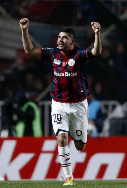 Ortigoza de la Argentina San Lorenzo celebra después de anotar contra el Paraguay Nacional en su partido de vuelta de la Copa Libertadores partido final en Buenos Aires