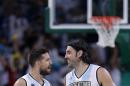 Luis Scola (4) celebra con Nicolás Laprovittola, su compañero en la selección argentina, durante el encuentro del martes 9 de agosto de 2016 ante Croacia, en el basquetbol de los Juegos Olímpicos de Río de Janeiro (AP Foto/Charlie Neibergall)