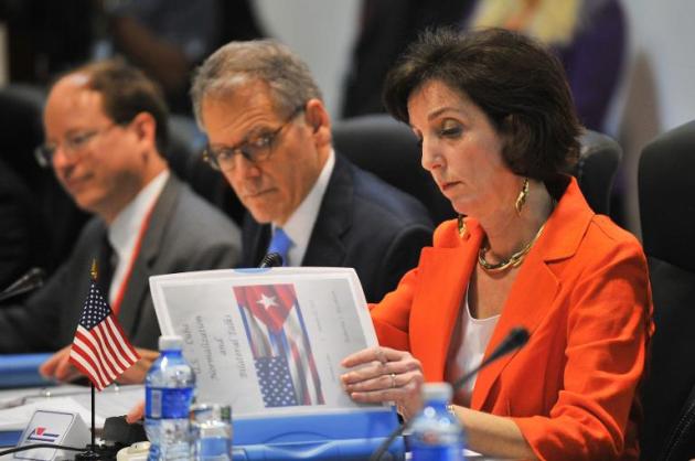 La diplomática estadounidense Roberta S. Jacobson, jefa de la delegación de Washington, lee en la segunda sesión de negociaciones con Cuba en La Habana el 22 de enero de 2015