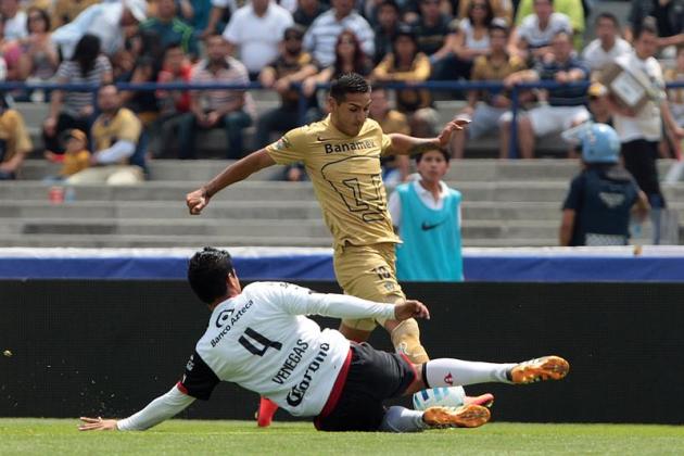 MEX04. CIUDAD DE MÉXICO (MÉXICO), 10/07/2014.- El jugador de Pumas Ismael Sosa (d) disputa el balón con Luis Venegas (i), de Atlas, hoy, domingo 10 de agosto de 2014, durante un partido por la jornada