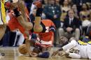 El escolta Bradley Beal de los Wizards de Washington cae frente al centro Roy Hibbert de los Pacers de Indiana en los playoffs de la NBA el miércoles 7 de mayo de 2014. (AP Foto/Darron Cummings)