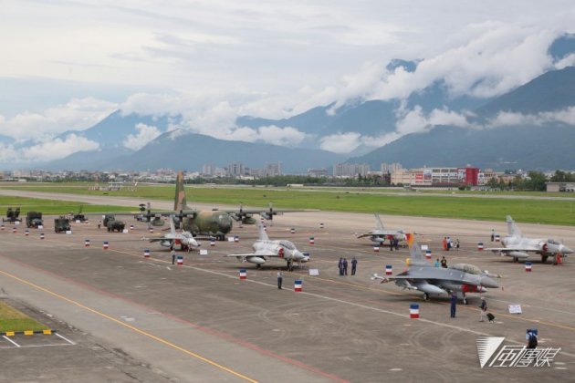 20160811-SMG0045-010-花蓮空軍基地參訪，各式戰機。（顏麟宇攝）.jpg