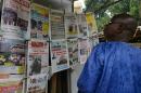 Un homme regarde les unes des journaux maliens, le 23 novembre 2015 à Bamako