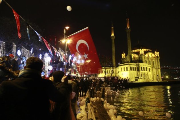 博斯普魯斯海峽旁的伊斯坦堡沈浸在跨年夜的歡樂中。（美聯社）