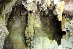 Mulut Gua Sulaiman di karst Maros. Foto: Rko Rusdianto