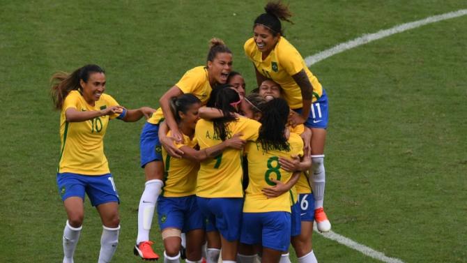 Jogadoras da seleÃ§Ã£o feminina brasileira de futebol comemoram vitÃ³ria sobre a China, no Rio de Janeiro, no dia 3 de agosto de 2016