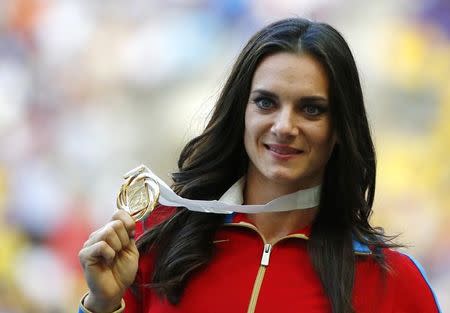 Foto de archivo de la atleta rusa Yelena Isinbayeva tras ganar el oro en el Mundial de Mosc&uacute;