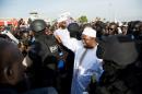 Le nouveau président gambien Adama Barrow (c) à son arrivée à Banjul, le 26 janvier 2017