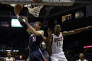 Mike Muscala (31), de los Hawks de Atlanta, recibe falta al tratar de anotar frente a Chris Wright (15), de los Bucks de Milwaukee, en la primera mitad del juego de NBA del miércoles 16 de abril de 2014, en Milwaukee. Los Hawks ganaron 111-103. (Foto AP/Morry Gash)