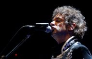 Imagen de archivo del cantautor argentino Gustavo Cerati en un concierto en Caracas, mayo 15 2010. El músico argentino Gustavo Cerati, que con su banda Soda Stereo internacionalizó el rock en español, murió el jueves tras cuatro años en coma por un accidente cerebro-vascular, dijo el canal de televisión local Todo Noticias. REUTERS/Gil Montano