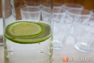 許多人喜愛在日常飲用水中加入檸檬片、柑橘類水果，希望透過天然蔬果當中富含的酸類物質、維他命C等成分，達到排毒美白的效果。（圖片／本站資料畫面）