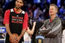 Tim Duncan (izquierda) de los Spurs de San Antonio conversa con el entrenador Steve Kerr, de los Warriors de Golden State durante el entrenamiento del equipo de la Conferencia del Oeste para el Juego de Estrellas de la NBA, el sábado 14 de febrero de 2015, en Nueva York. (AP Foto/Julio Cortez)