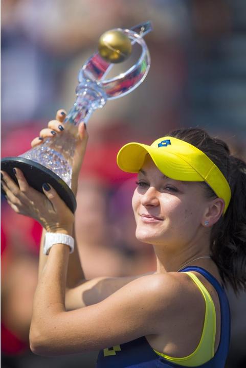 APX01. Montreal (Canada), 10/08/2014.- Agnieszka Radwanska of Poland poses with the trophy after her win against Venus Williams of the US in their finals match at the Rogers Cup women tennis tournamen